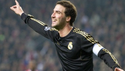 英超赛场现活久见判罚！霍尔快发任意球竟吃黄牌，古迪逊公园嘘声震天