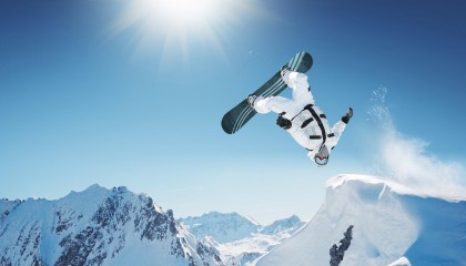 撑杆跳新星闪耀国际赛场 破纪录夺冠引全球瞩目