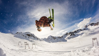 中超联赛激战正酣，争冠保级悬念迭起