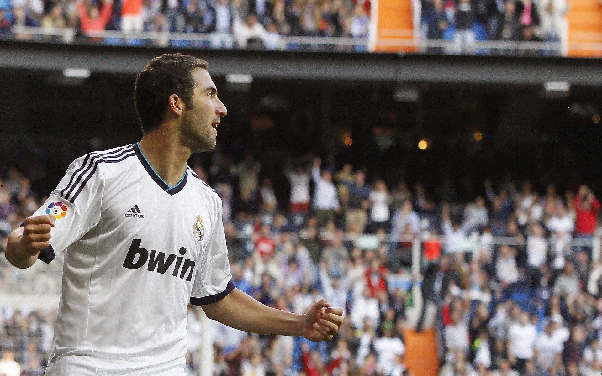 拉菲尼亚重返巴萨训练基地开启康复进程，全面合练仍需时日