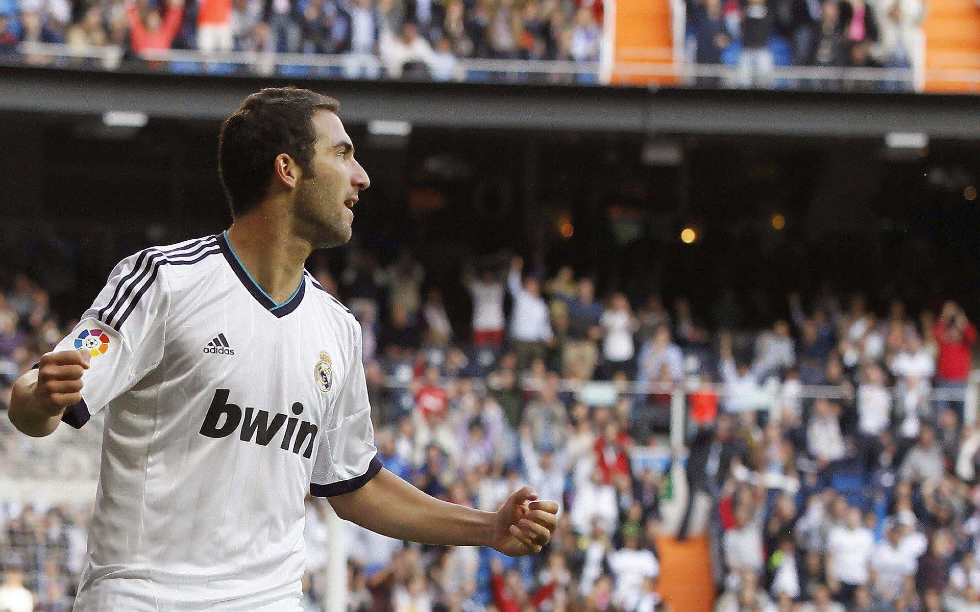 2025赛季欧洲足坛最少输球场次排行榜揭晓，巴塞罗那与拜仁慕尼黑领跑全欧